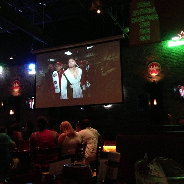 Das Foto wurde bei Homefield Sports Bar &amp; Grill von Washington M. am 9/15/2013 aufgenommen