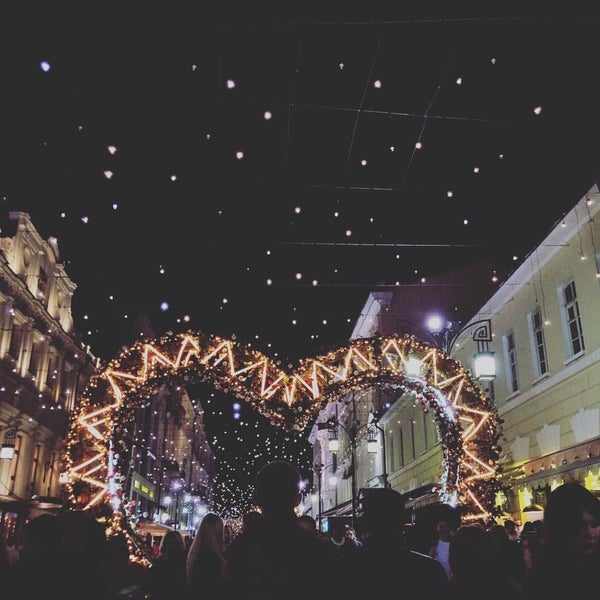 камергерский переулок зима. новогоднее дерево в китае. новогодние улицы китая. камергерский переулок переулки москвы. каток в камергерском переулке.