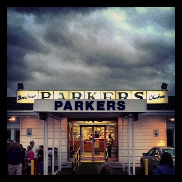 Foto diambil di Parker&#39;s Barbecue oleh 🔴W⚪️B🔵L pada 10/27/2012