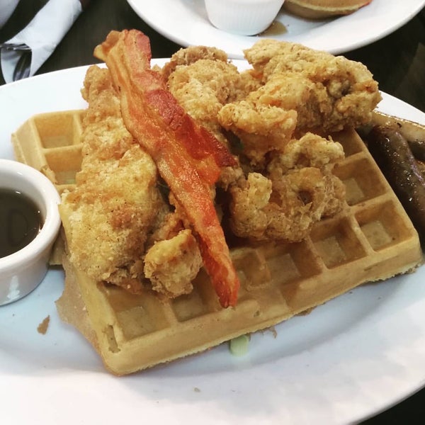 Das Foto wurde bei Chicago Waffles von george k. am 9/12/2015 aufgenommen