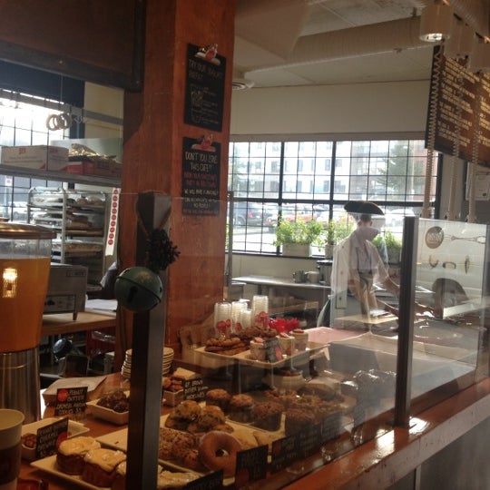 12/5/2012 tarihinde Mariana A.ziyaretçi tarafından Railtown Cafe'de çekilen fotoğraf