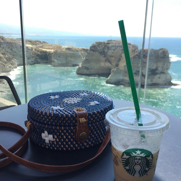 Foto tirada no(a) Starbucks por Deema A. AlZamil em 8/28/2018