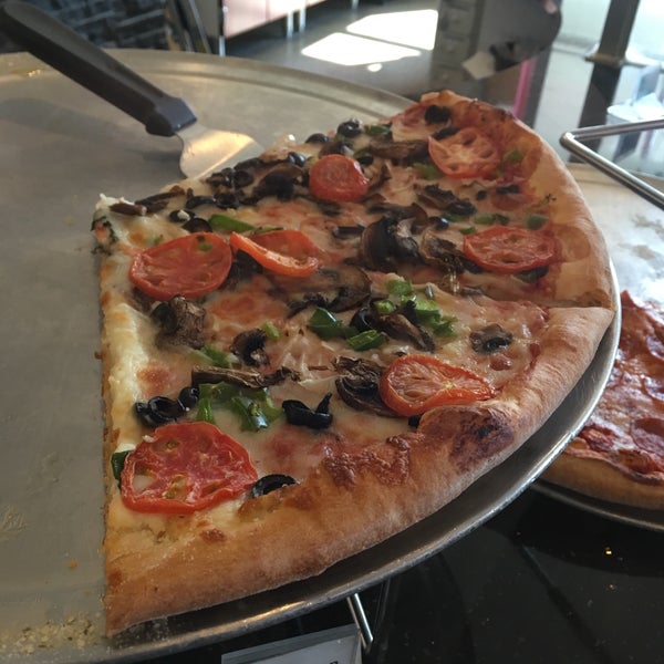 Foto scattata a Westshore Pizza &amp; Cheesesteaks da Luis Carlos D. il 3/14/2017