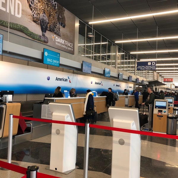 รูปภาพถ่ายที่ American Airlines Ticket Counter โดย Luis Carlos D. เมื่อ 1/25/2019