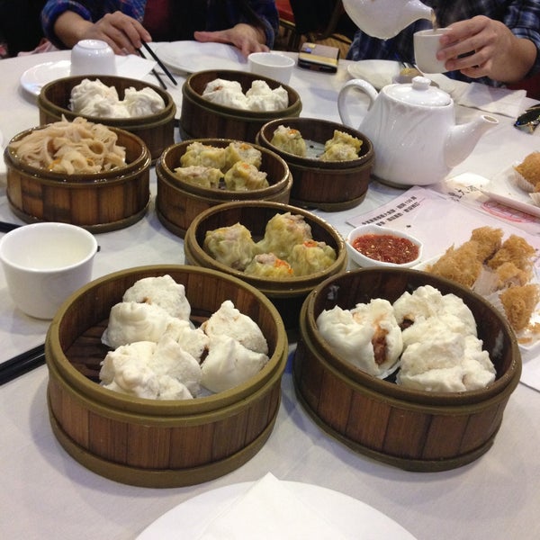 Photo taken at Jing Fong Restaurant 金豐大酒樓 by Jamila R. on 4/21/2013
