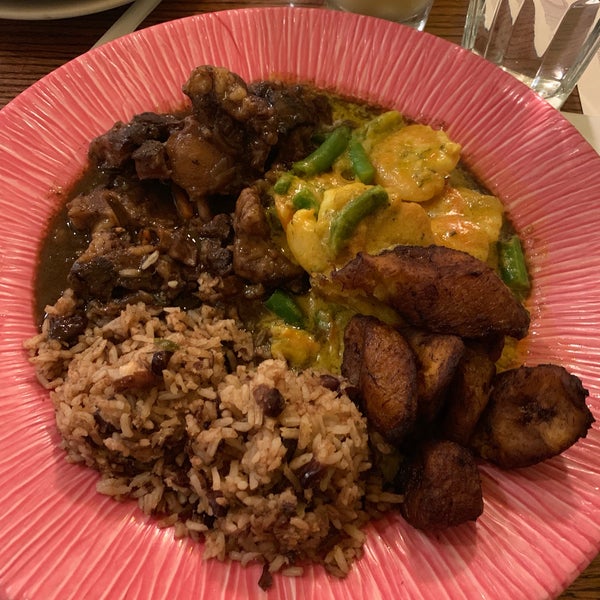 Das Foto wurde bei Coconuts Caribbean Restaurant &amp; Bar von Rhonda V. am 12/16/2018 aufgenommen