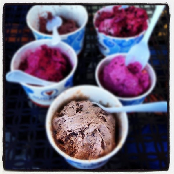 Снимок сделан в Sub Zero Ice Cream &amp; Yogurt пользователем Jose S. 10/8/2012