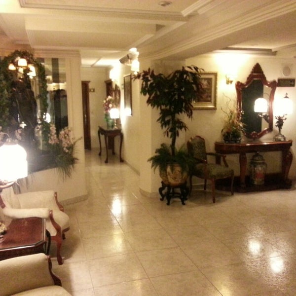 Foto diambil di Aliana Hotel &amp; Suites oleh Ariel A. pada 7/30/2013