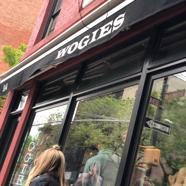 Foto tirada no(a) Wogies Bar &amp; Grill por Ron C. em 5/18/2018