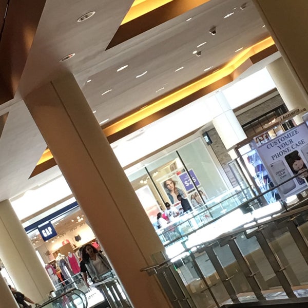 6/9/2016에 Ron C.님이 The Mall at Bay Plaza에서 찍은 사진