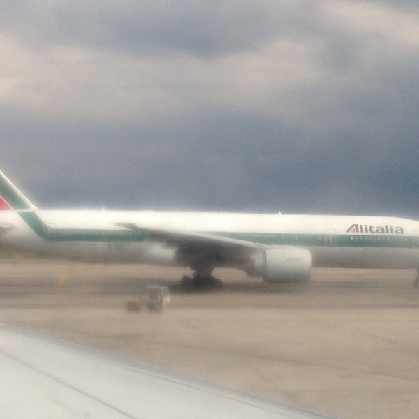 Das Foto wurde bei Flughafen Mailand-Malpensa (MXP) von Vinicio B. am 4/21/2013 aufgenommen