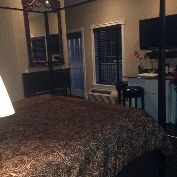 Foto diambil di Chateau Inn &amp; Suites oleh Jeanne Gigi L. pada 12/4/2013