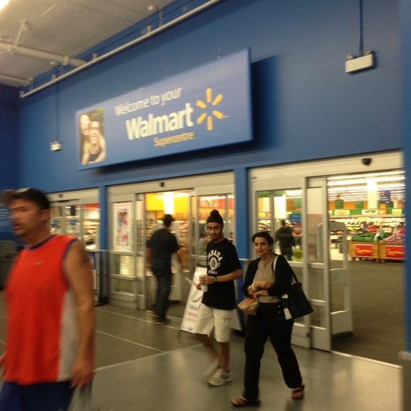 Foto diambil di Walmart oleh Thulo K. pada 8/13/2013