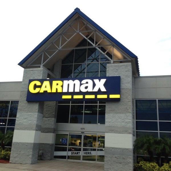 Photo prise au CarMax par Katie E. le7/19/2013