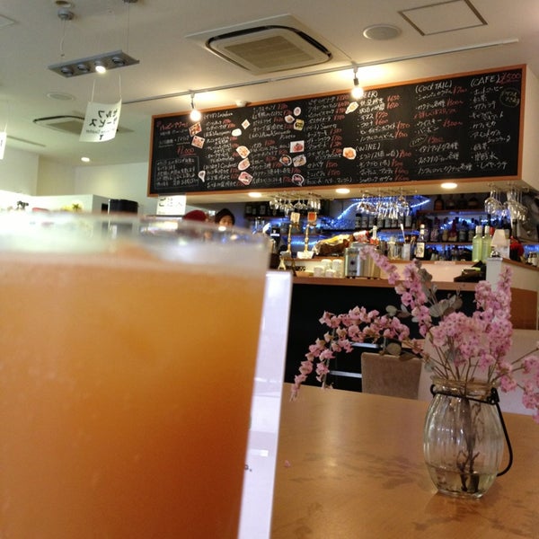 รูปภาพถ่ายที่ cafe&amp;bar UNDERBAR โดย Hiroki T. เมื่อ 6/17/2013