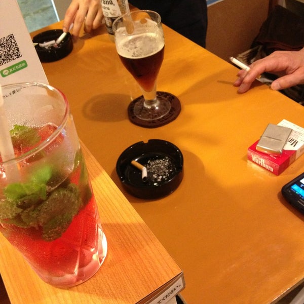 7/9/2013 tarihinde Hiroki T.ziyaretçi tarafından cafe&amp;bar UNDERBAR'de çekilen fotoğraf