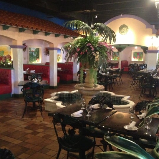 Das Foto wurde bei El Novillo Restaurant von Larry P. am 10/5/2012 aufgenommen