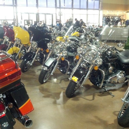 Foto tomada en Black Hills Harley-Davidson  por Beth G. el 12/15/2012
