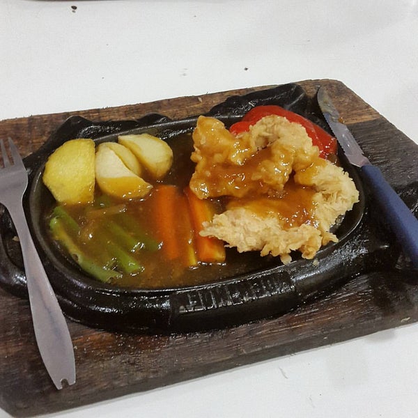 Steak MoenMoen DETOS Depok'ta Şarap Barı