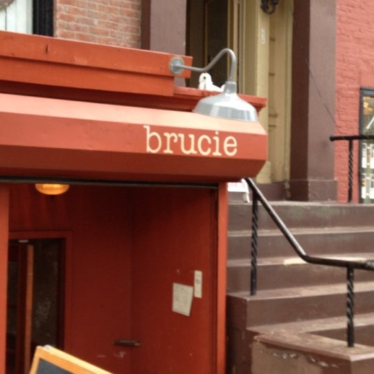 รูปภาพถ่ายที่ Brucie โดย Brian M. เมื่อ 9/20/2012