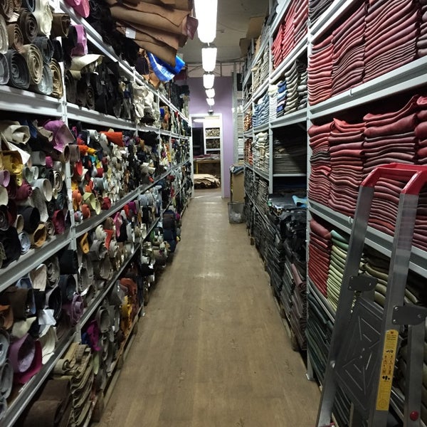 кожа 1. магазин тавро в москве. магазин кожи на ломаной. овчина шкурки коричневая одежная. кожевенная лавка.