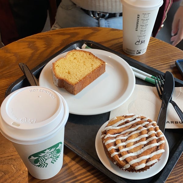Снимок сделан в Starbucks пользователем Feride A. 11/3/2019