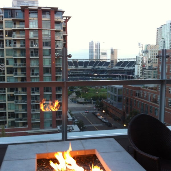 รูปภาพถ่ายที่ Level 9 Rooftop Bar &amp; Lounge โดย Linn W. เมื่อ 4/7/2013
