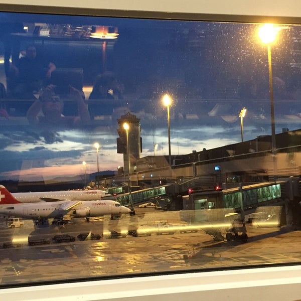Снимок сделан в Аэропорт Цюрих (ZRH) пользователем Hugo V. 9/11/2015