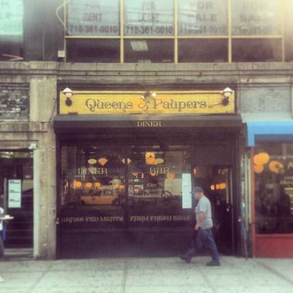Снимок сделан в Queens &amp; Paupers пользователем Edoardo A. 10/1/2013