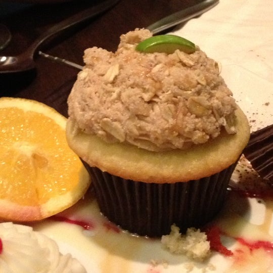 Photo taken at Crème Cupcake + Dessert by Allison H. on 11/23/2012