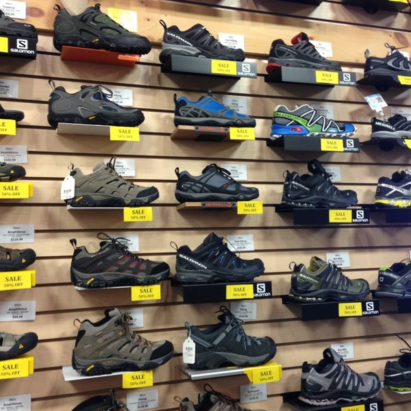 Skiis & Biikes - 1945 Dundas St. E.