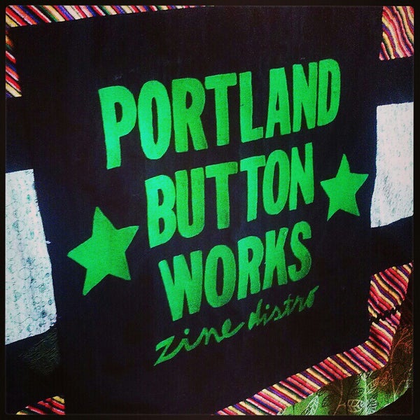Foto tirada no(a) Portland Button Works por Alex W. em 4/3/2013