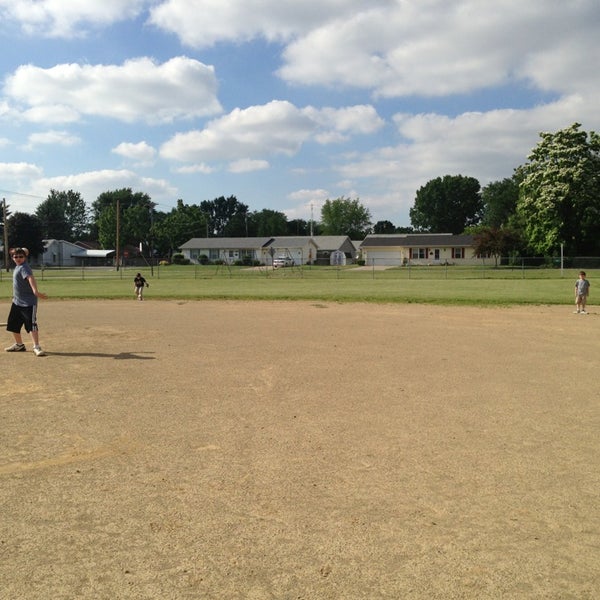 Улица, с полем. Shortparis солист. St fields. 3h company смотреть концерт. St fields.