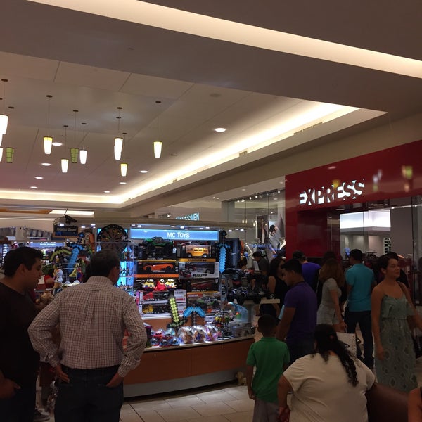 8/22/2015에 Juan C V.님이 Mall del Norte에서 찍은 사진