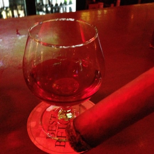 9/30/2012 tarihinde Wren H.ziyaretçi tarafından Highland Cigar Co.'de çekilen fotoğraf