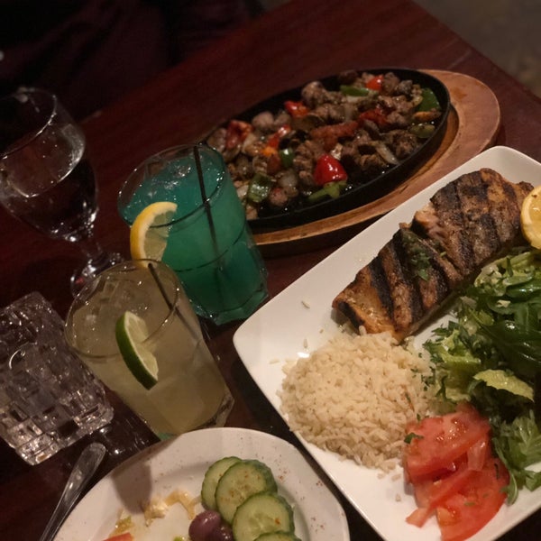 Das Foto wurde bei Cafe Efendi Mediterranean Cuisine von Srujana R. am 2/15/2019 aufgenommen