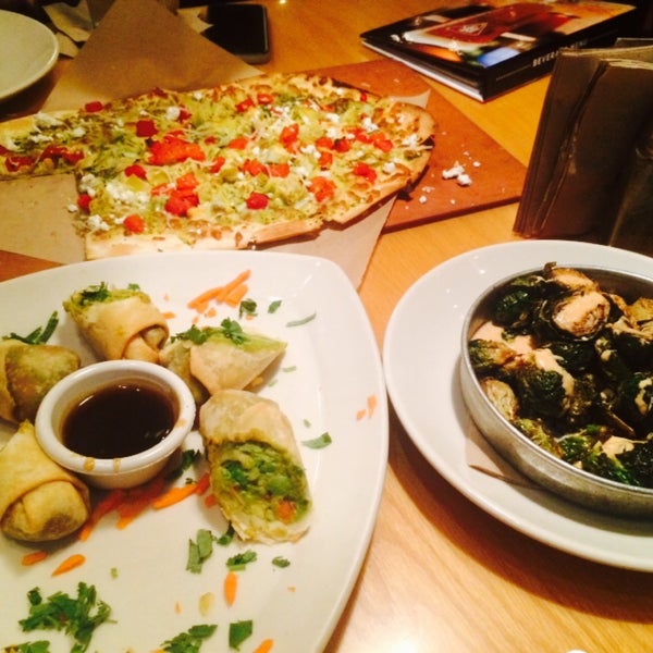 Photo taken at BJ&#39;s Restaurant &amp; Brewhouse by Mallowee on 8/22/2015