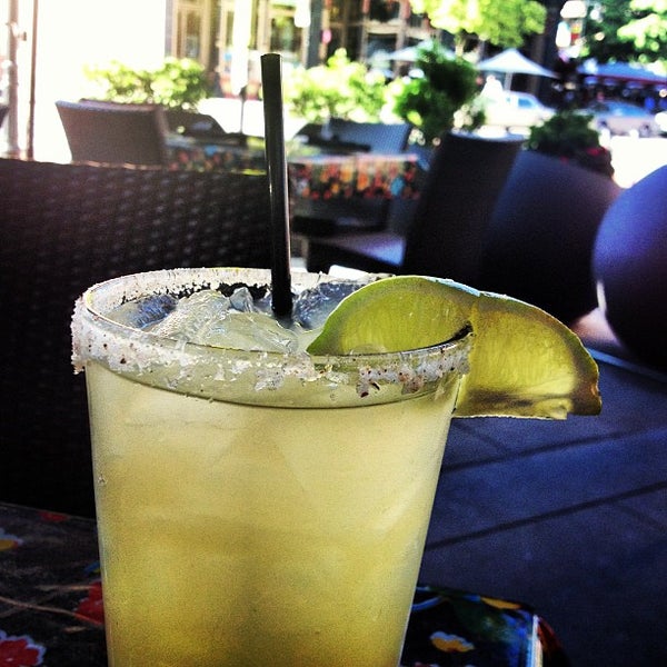 รูปภาพถ่ายที่ Dos Rios Cantina &amp; Tequila Lounge โดย Oliver H. เมื่อ 5/23/2013