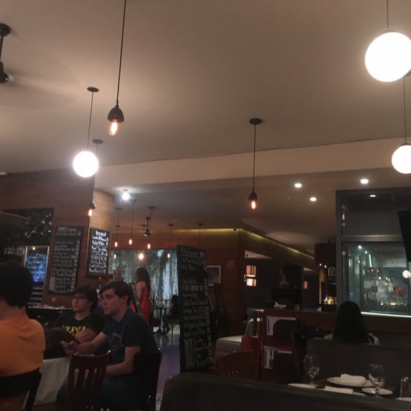 3/26/2018에 Ariana T.님이 Tr3s 3istro Restaurant &amp; Oyster Bar에서 찍은 사진