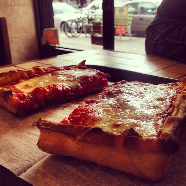 4/13/2013 tarihinde Liz O.ziyaretçi tarafından Rizzo&#39;s Fine Pizza'de çekilen fotoğraf