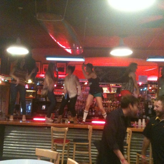 Снимок сделан в Lucy&#39;s Retired Surfers Bar &amp; Restaurant пользователем Austin P. 11/24/2012