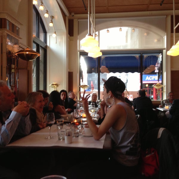 4/22/2013 tarihinde Moo N.ziyaretçi tarafından Lafayette Grand Café &amp; Bakery'de çekilen fotoğraf