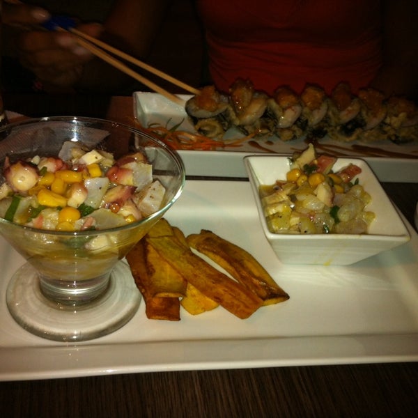 Foto tirada no(a) Sushi &amp; Cebiches por Monica M. em 12/20/2013