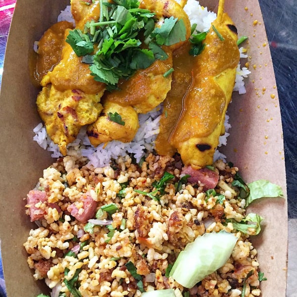 Das Foto wurde bei Street Bangkok Local Food von Adrien Food In Paris am 11/11/2015 aufgenommen