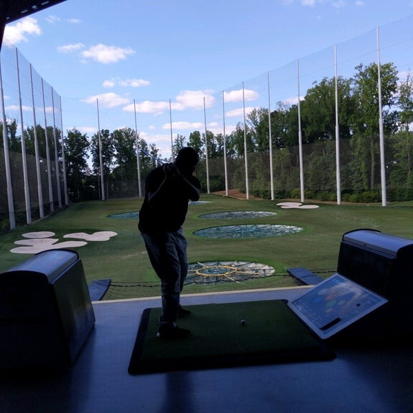 Foto scattata a Topgolf da Tony J. il 5/30/2021