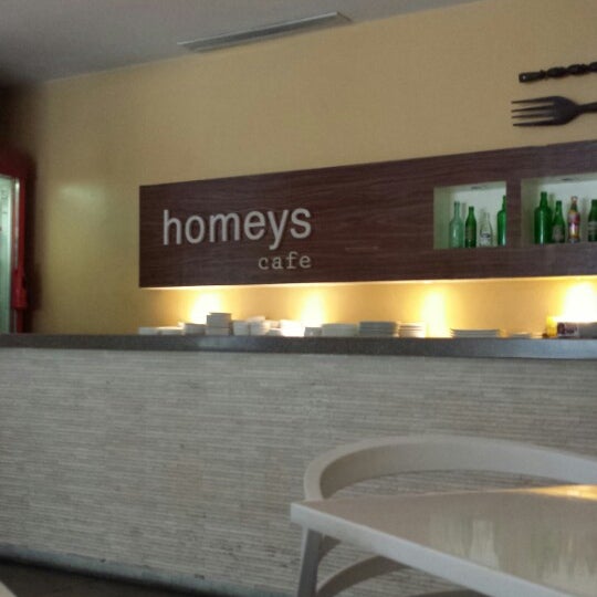 Foto tirada no(a) Homeys Cafe por Gyrald M. em 10/4/2014