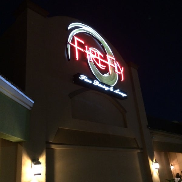 Foto tirada no(a) Firefly Restaurant &amp; Lounge por Gerald H. em 7/6/2014