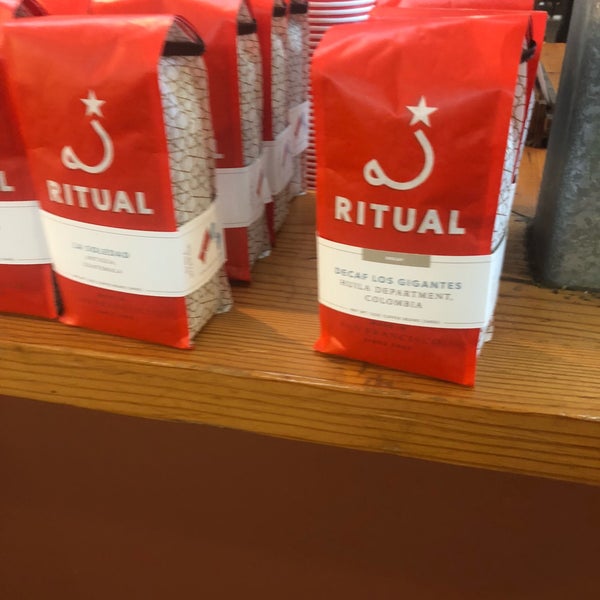 6/21/2018 tarihinde Gerald H.ziyaretçi tarafından Ritual Coffee Roasters'de çekilen fotoğraf