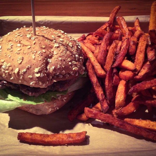 Foto diambil di MOOYAH Burgers, Fries &amp; Shakes oleh Gerald H. pada 3/5/2015