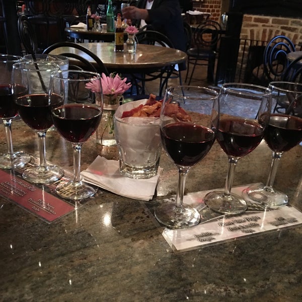 Foto scattata a Orleans Grapevine Wine Bar and Bistro da Shannon L. il 7/11/2016